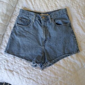 EUC Levi's High Waisted Mom Shorts, Size 28